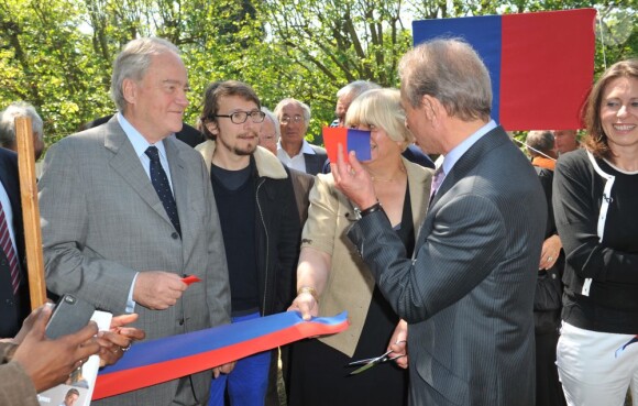 Lorant Deutsch et Bertrand Delanoe lors de l'inauguration du sentier "Laurent Fignon" dans le bois de Vincennes le 5 juin 2013.