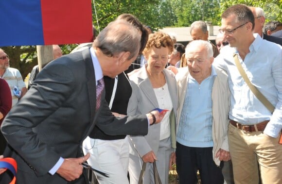 Bertrand Delanoë, Valerie Fignon, les parents et le frère du champion lors de l'inauguration du sentier "Laurent Fignon" dans le bois de Vincennes le 5 juin 2013.