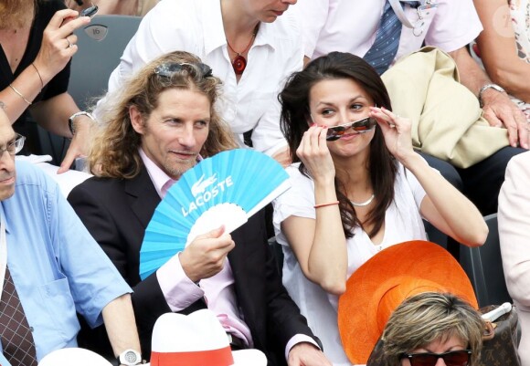 Gwendal Peizerat et une amie à Roland-Garros lors du 12e jour des Internationaux de France le 6 juin 2013