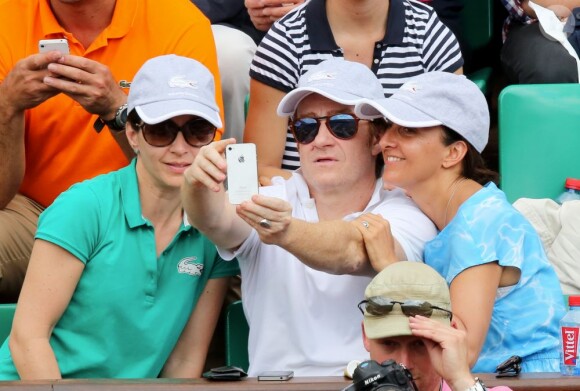 Thierry Frémont et des amies à Roland-Garros lors du 12e jour des Internationaux de France le 6 juin 2013