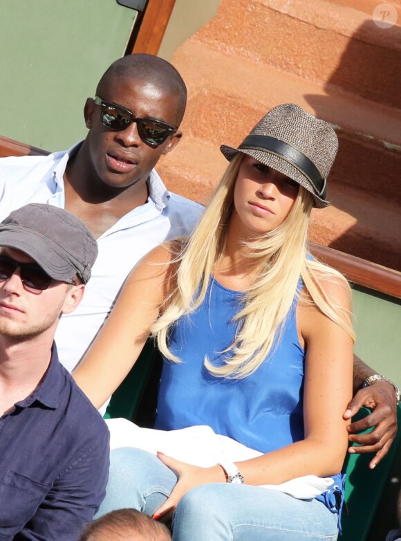 Rio Mavuba et sa compagne Elodie à Roland-Garros lors du 12e jour des Internationaux de France le 6 juin 2013