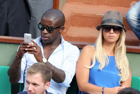 Rio Mavuba et sa compagne Elodie à Roland-Garros lors du 12e jour des Internationaux de France le 6 juin 2013