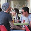 David Beckham à la terrasse d'un restaurant avec son meilleur ami David Gardner à New York, le 5 Juin 2013.