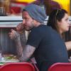 David Beckham à la terrasse d'un restaurant avec son meilleur ami David Gardner à New York, le 5 Juin 2013.