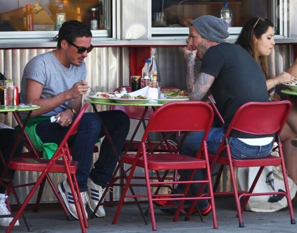 David Beckham à la terrasse d'un restaurant avec son ami David Gardner à New York, le 5 Juin 2013.