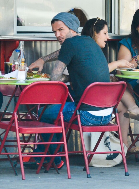 L'ex-footballeur David Beckham à la terrasse d'un restaurant à New York, le 5 Juin 2013.
