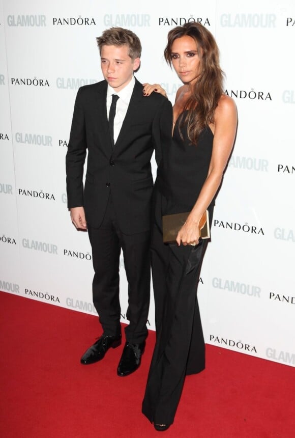 Victoria Beckham et son fils Brooklyn Beckham - People à la cérémonie annuelle des "Glamour Women of the Year Awards" à Londres, le 4 Juin 2013.