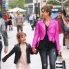 Jessica Alba va chercher sa fille Honor à l'ecole à Santa Monica et l'emmène faire les boutiques pour son anniversaire ! Le 7 juin 2013