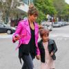 Jessica Alba va chercher sa fille Honor à l'ecole à Santa Monica et l'emmène faire les boutiques pour son anniversaire ! Le 7 juin 2013