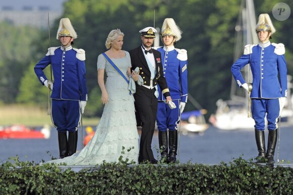 La princesse Mette-Marit et le prince Haakon de Norvège débarquant au domaine royal Drottningholm, à l'ouest de Stockholm, pour la réception du mariage de la princesse Madeleine de Suède et Chris O'Neill, le 8 juin 2013.