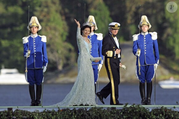 Le roi Carl XVI Gustaf de Suède et la reine Silvia débarquant au domaine royal Drottningholm, à l'ouest de Stockholm, pour la réception du mariage de la princesse Madeleine de Suède et Chris O'Neill, le 8 juin 2013.