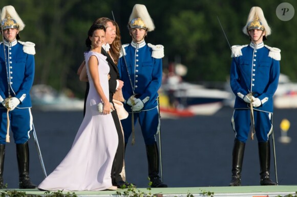Sofia Hellqvist, compagne du prince Carl Philip, débarquant au domaine royal Drottningholm, à l'ouest de Stockholm, pour la réception du mariage de la princesse Madeleine de Suède et Chris O'Neill, le 8 juin 2013.