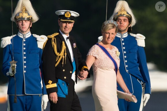 Le prince Edward et la comtesse Sophie de Wessex débarquant au domaine royal Drottningholm, à l'ouest de Stockholm, pour la réception du mariage de la princesse Madeleine de Suède et Chris O'Neill, le 8 juin 2013.