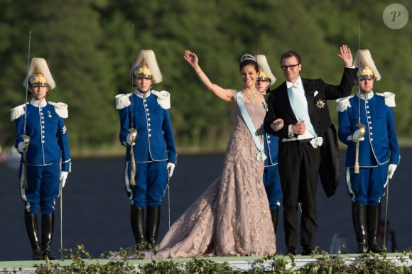 La princesse Victoria de Suède et le prince Daniel débarquant au domaine royal Drottningholm, à l'ouest de Stockholm, pour la réception du mariage de la princesse Madeleine de Suède et Chris O'Neill, le 8 juin 2013.