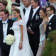 La princesse Madeleine de Suède et son époux Chris O'Neill entourés de leurs convives lors de leur arrivée au domaine royal Drottningholm, à l'ouest de Stockholm, pour la réception de leur mariage, le 8 juin 2013.