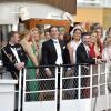Chris O'Neill, aux anges ! Les jeunes mariés Madeleine de Suède et Chris O'Neill à la proue du SS Stockholm, qui a conduit le cortège de leur mariage au domaine royal Drottningholm pour la réception, le 8 juin 2013