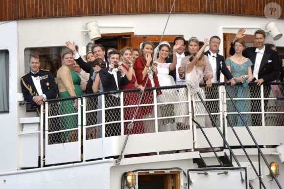 Les jeunes mariés Madeleine de Suède et Chris O'Neill à la proue du SS Stockholm, qui a conduit le cortège de leur mariage au domaine royal Drottningholm pour la réception, le 8 juin 2013