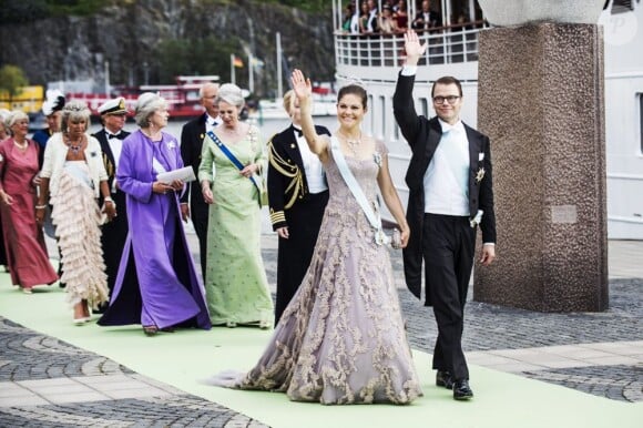 La princesse Victoria et le prince Daniel à l'embarquement à bord du SS Stockholm lors du mariage de la princesse Madeleine et de Chris O'Neill le 8 juin 2013 à Stockholm, en route pour la réception à Drottningholm.