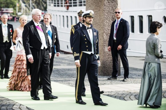 Carl Philip de Suède à bord du SS Stockholm lors du mariage de la princesse Madeleine et de Chris O'Neill le 8 juin 2013 à Stockholm, en route pour la réception à Drottningholm.