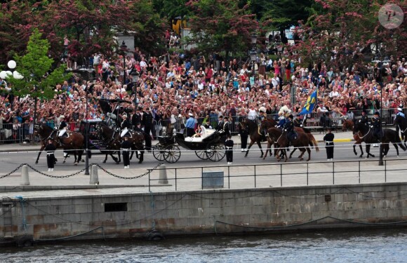 Procession en calèche de la princesse Madeleine de Suède et Chris O'Neill lors de leur mariage le 8 juin 2013 à Stockholm