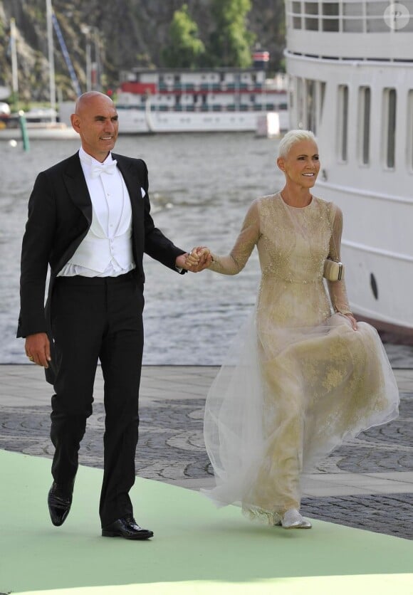 Marie Fredriksson et son mari Micke Bolyos embarquent à bord du SS Stockholm lors du mariage de la princesse Madeleine et de Chris O'Neill le 8 juin 2013 à Stockholm, en route pour la réception à Drottningholm.