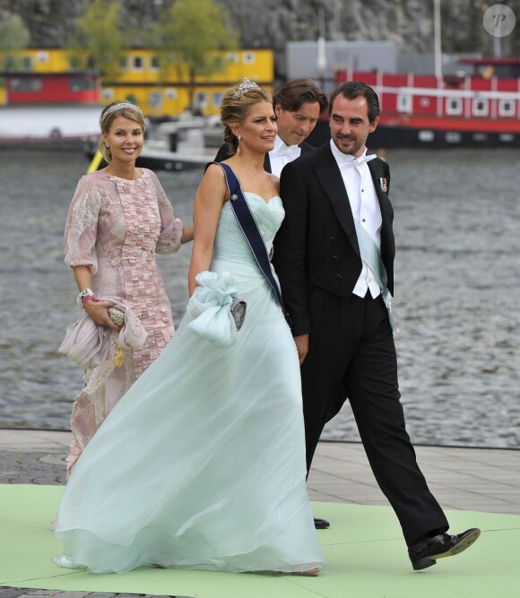 Tatiana et Nikolaos de Grèce embarquent à bord du SS Stockholm lors du mariage de la princesse Madeleine et de Chris O'Neill le 8 juin 2013 à Stockholm, en route pour la réception à Drottningholm.