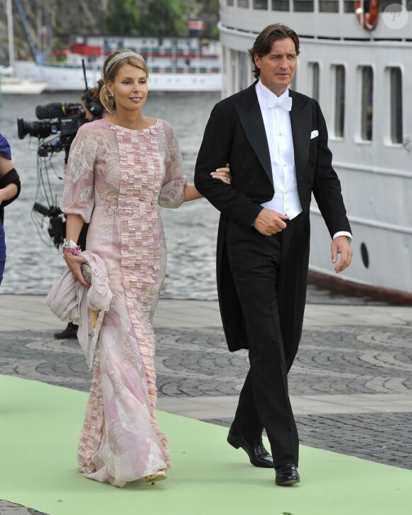 L'une des demi-soeurs de Chris O'Neill et son mari embarquent à bord du SS Stockholm lors du mariage de la princesse Madeleine et de Chris O'Neill le 8 juin 2013 à Stockholm, en route pour la réception à Drottningholm.