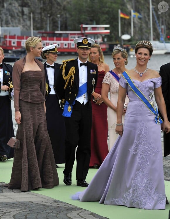 La princesse Charlene de Monaco, le prince Edward et la comtesse Sophie de Wessex, suivant la princesse Märtha Louise de Norvège embarquent à bord du SS Stockholm lors du mariage de la princesse Madeleine et de Chris O'Neill le 8 juin 2013 à Stockholm, en route pour la réception à Drottningholm.
