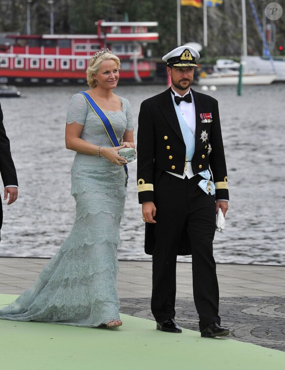 Le prince Haakon et la princesse Mette-Marit de Norvège embarquent à bord du SS Stockholm lors du mariage de la princesse Madeleine et de Chris O'Neill le 8 juin 2013 à Stockholm, en route pour la réception à Drottningholm.