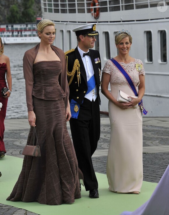 La princesse Charlene de Monaco, le prince Edward et la comtesse Sophie de Wessex embarquent à bord du SS Stockholm lors du mariage de la princesse Madeleine et de Chris O'Neill le 8 juin 2013 à Stockholm, en route pour la réception à Drottningholm.