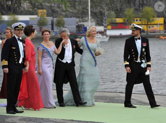 Frederik et Mary de Danemark ainsi que Märtha-Louise de Norvège et Ari Behn et Mette-Marit et Haakon de Norvège embarquent à bord du SS Stockholm lors du mariage de la princesse Madeleine et de Chris O'Neill le 8 juin 2013 à Stockholm, en route pour la réception à Drottningholm.