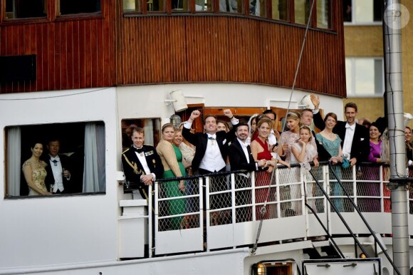 Les têtes couronnées réunies autour de la princesse Madeleine de Suède et Chris O'Neill, jeune mariés, à bord du SS Stockholm le 8 juin 2013 à Stockholm, en route pour la réception à Drottningholm.