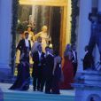 La princesse Madeleine de Suède, qui a troqué sa robe de mariée Valentino contre une autre robe blanche superbe portée précédemment par sa mère la reine Silvia, prend le frais au balcon du palais Drottningholm, face au lac Mälar, au cours de la réception de son mariage avec Chris O'Neill, le 8 juin 2013.
