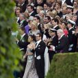 La princesse Madeleine de Suède et son époux Chris O'Neill entourés de leurs convives lors de leur arrivée au domaine royal Drottningholm, à l'ouest de Stockholm, pour la réception de leur mariage, le 8 juin 2013.