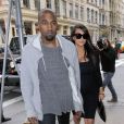 Kim Kardashian, enceinte, et son petit-ami Kanye West vont faire du shopping à New York, le 22 avril 2013.