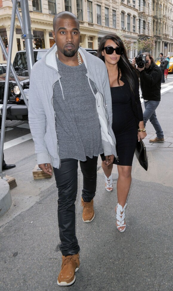 Kim Kardashian, enceinte, et son petit-ami Kanye West vont faire du shopping à New York, le 22 avril 2013.
