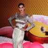 Katy Perry adopte la tendance métallique glamour dans une robe argentée