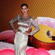  Katy Perry adopte la tendance métallique glamour dans une robe argentée 