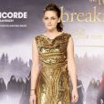  Kristen Stewart adopte la tendance métallique glamour dans une robe dorée    