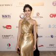  Freida Pinto adopte la tendance métallique glamour dans une robe dorée  