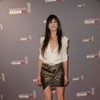  Charlotte Gainsbourg adopte la tendance métallique glamour dans une une petite jupe dorée  