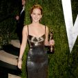  Jennifer Lauwrence adopte la tendance métallique glamour dans une longue robe aux reflets dorés et argentés 