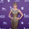 Taylor Swift adopte la tendance métallique glamour 