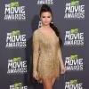 Selena Gomez adopte la tendance métallique glamour dans une robe dorée  