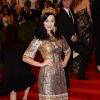 Katy Perry adopte la tendance métallique glamour dans une robe dorée et argentée multifacettes et ose même la couronne
