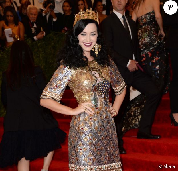 Katy Perry adopte la tendance métallique glamour dans une robe dorée et argentée multifacettes et ose même la couronne