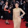 Eva Longoria adopte la tendance métallique glamour dans une robe dorée