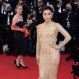  Eva Longoria adopte la tendance métallique glamour dans une robe dorée  