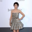 Audrey Tautou adopte la tendance métallique glamour dans une robe argentée 
