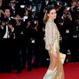  Olivia Palermo adopte la tendance métallique glamour dans une robe dorée    
